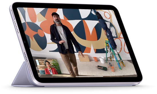 Fixé à un Smart Folio, un iPad mini en mode paysage est en position de visionnage. L’écran affiche un appel FaceTime avec Cadre centré